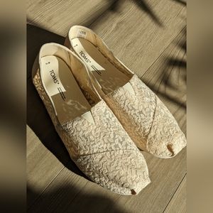Toms cream women's 11 slip ons
